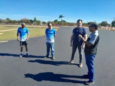 Imagem da notícia Em Chapadão, presidente da Federação de Atletismo de MS visita obras de pistas